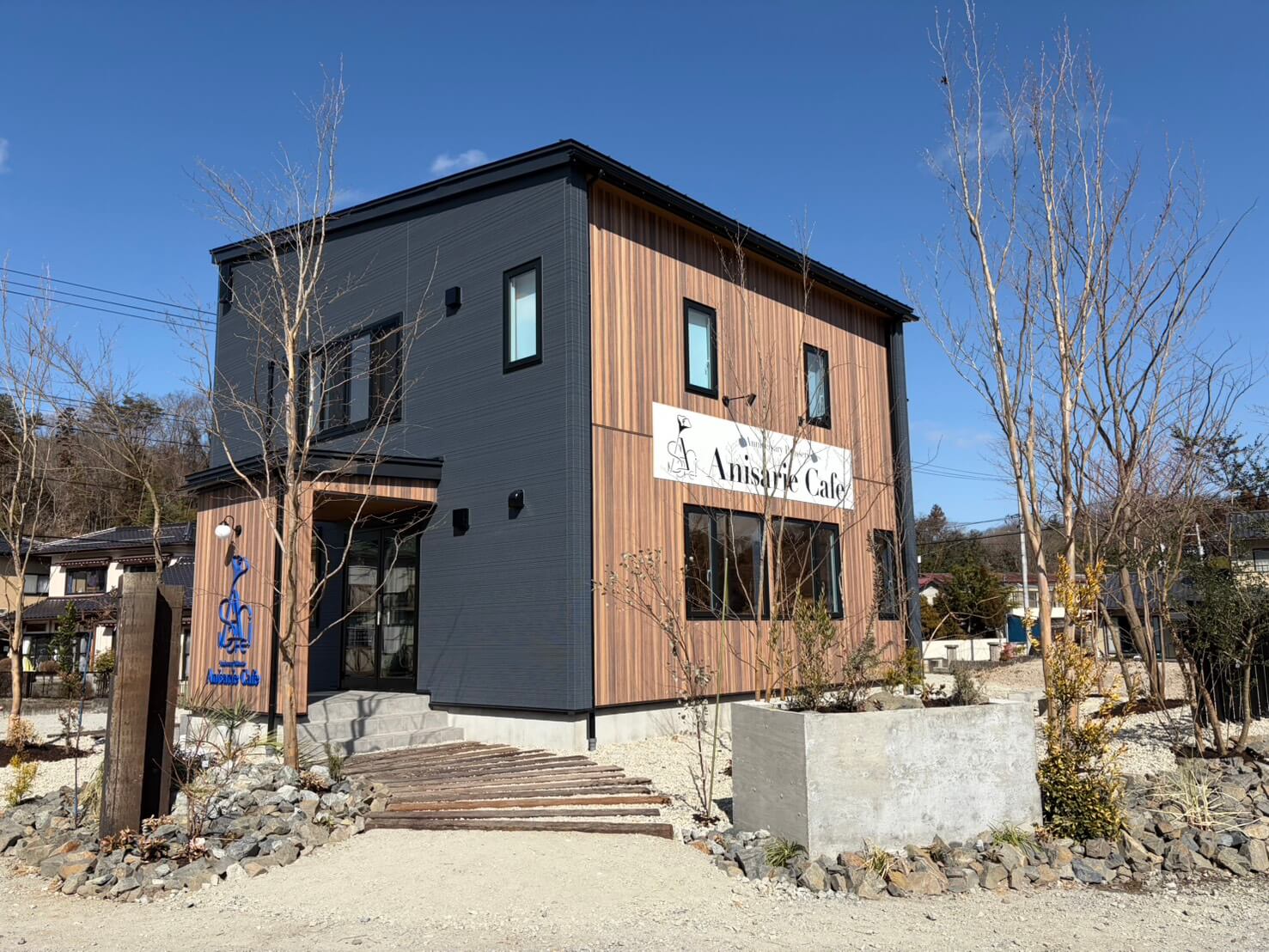 木の温もりを感じる店舗内観